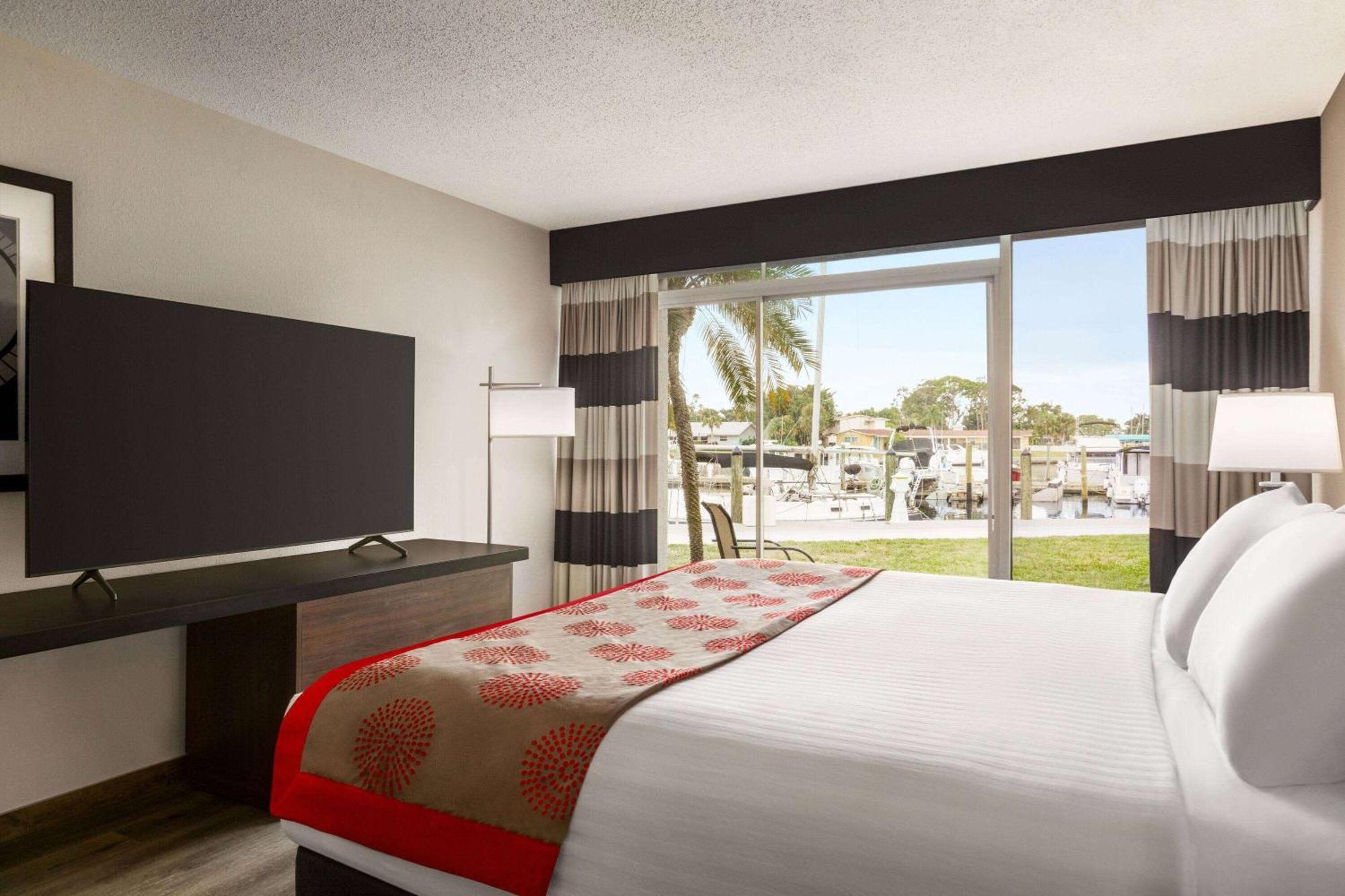Ramada By Wyndham Sarasota Waterfront Hotel Екстериор снимка